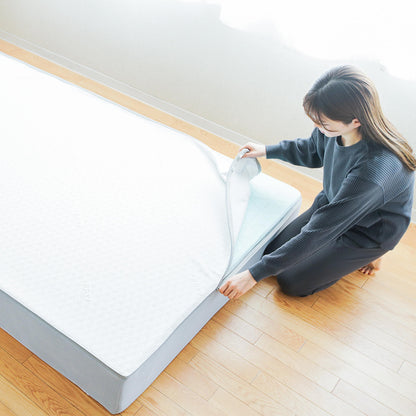 カラーフォームのファセットファセットベッドマットレスのカバーを取り替えている女性の写真