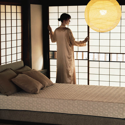 カラーフォームのラグフォートのベッドマットレスの横に立っている女性の写真